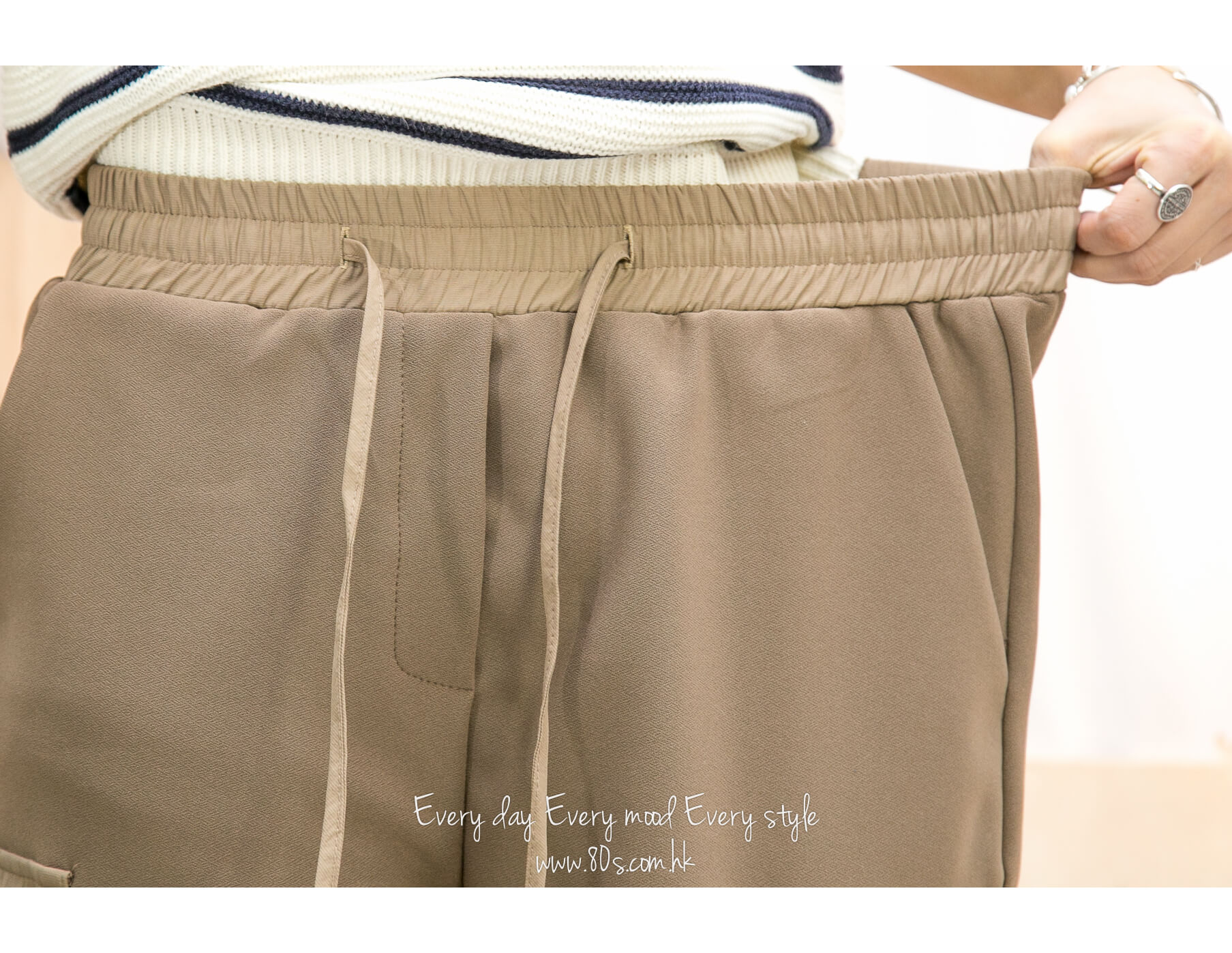2215-1183A- 設計感 - 腳位束繩 ‧ 橡根腰 ‧ 滑滑扯布料褲 (韓國)  